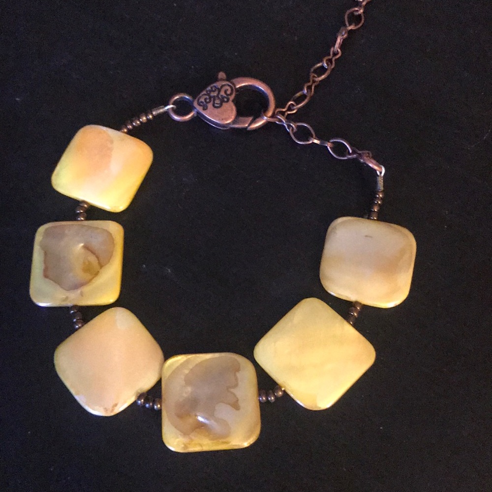 Handcrafted Mother of pearl bracelet butter yellow - Picture 4 of 4
